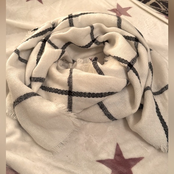 Scarf/wrap - white and black plaid - Picture 1 of 3